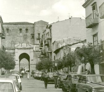 La via Sant'Anna e i ruderi della Chiesa del Monte negli anni '80