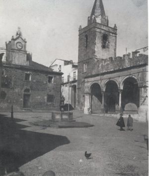 Piazza Margherita negli anni '40 del secolo scorso con in primo piano una delle tante galline che scorazzavano per il centro dell'antico abitato