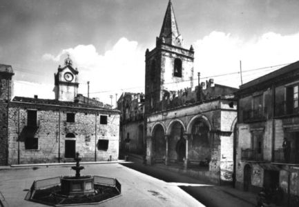 La piazza Margherita deserta nei primi anni '50 del secolo scorso