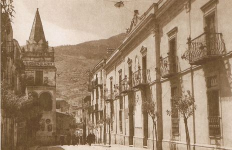 Via Sant'Anna e la facciata del Municipio come si presentavano negli anni '50