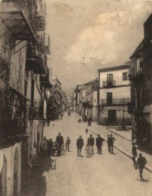 Vista verso monte (piazza F. M. Palumbo) della strata longa negli anni 30
