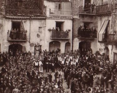 La processione di San Vincenzo negli anni '20 mentre percorre piazza F. M. Palumbo. In particolare in questa foto si vede la vara del santo che sta per entrare in "chiazzetta".