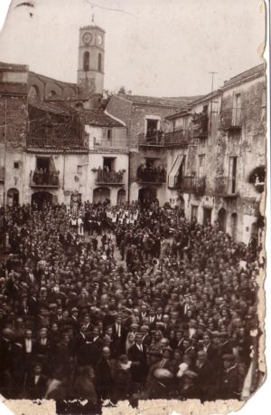La processione di San Vincenzo negli anni '20 mentre percorre piazza F. M. Palumbo