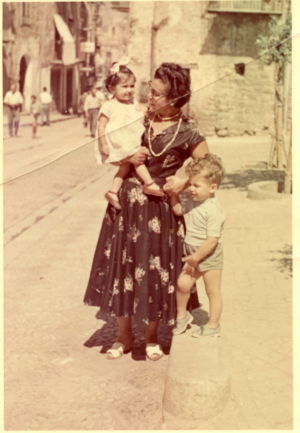 Mamma con figli in una domenica in chiazzetta del '60