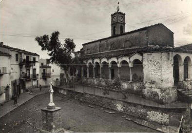 La chiesa di Sant'Antonino con il suo antico porticato