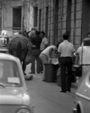Corso Umberto negli anni '80 gremito di auto, pedoni e animali da soma