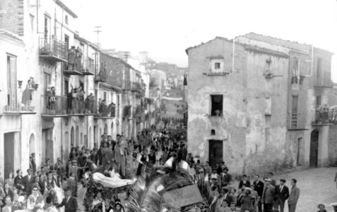 Piazza San Leonardo ) negli anni '50durante la festa del I maggio