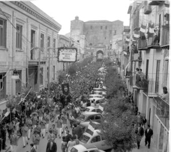 Festeggiamenti per la nomina dell' On. V. Carollo in via Sant'Anna nel 1967