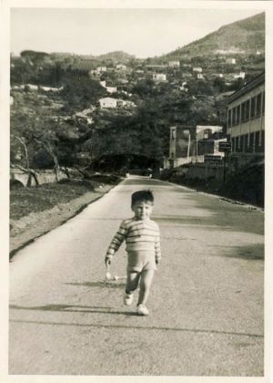 Bambino che gioca in via S. Pertini (ex via Isnello) fine anni '50
