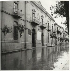 Il municipio di Castelbuono bagnato da un temporale nel 1954