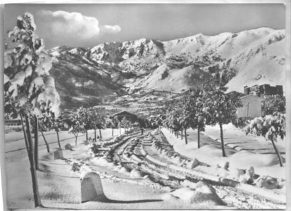 L'ingresso da Nord al paese dopo la nevicata negli anni '50