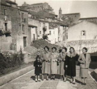 Foto  di gruppo con 5 donne più bambina in posa lungo via Principe Umberto nel 1952