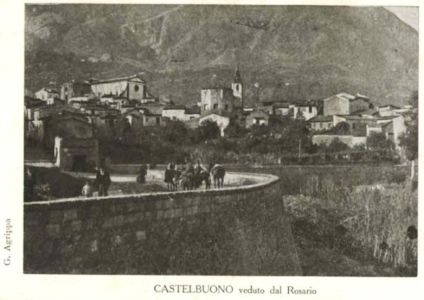 Panoramica del fianco orientale del paese scattata intorno agli anni 20' che evidenzia l'antica traccia viaria che collegava Castelbuono al comune di Geraci