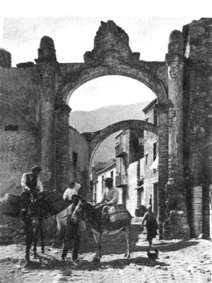 Veduta della porta urbica di S. Paolo nel suo antico splendore settecentesco. L'ingresso era marcato da due imponenti colonne poste su piedistalli che fiancheggiavano l'arco di ingresso articolato da due volti a crociera contigue e orientate in direzione Nord-Sud