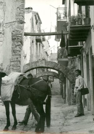 La via Arco Monte negli anni ’80 quando non era ancora stata parzialmente ricostruito Il volume della chiesa che copriva la strada prima del crollo degli anni ‘50