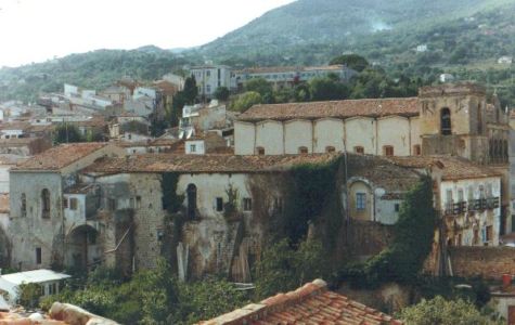 Veduta del fronte Nord dell'ex convento di San Francesco e parte del Giardino del Belvedere nel 1992