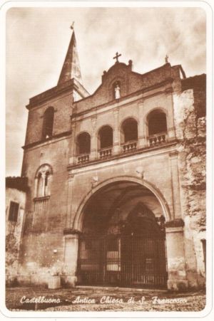 Cartolina raffigurante la facciata della chiesa <br> di San Francesco con la guglia originaria negli anni ’50