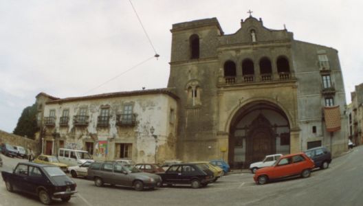 Vista panoramica della piazza San Francesco con prospetto principale della chiesa e dell'ex convento