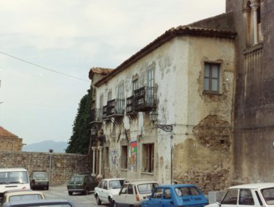 Il prospetto principale dell'ex convento di San Francesco nei primi anni '90