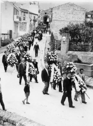 Corteo funebre 1960 - le corone