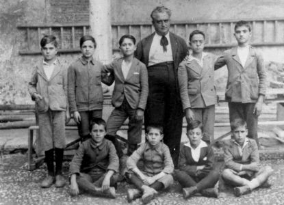 Maestro Domenico Bonafede con alunni. 1926