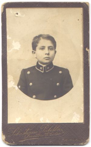 Ritratto di bambino in uniforme