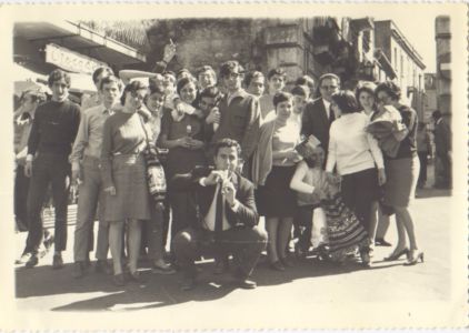 Gruppo alunni e professori del liceo Scientifico in gita a Taormina.1969