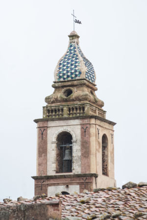 Particolare del campanile con tessere in maiolica