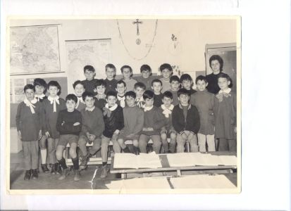 Classe IV elementare del maestro Santi Cucco, nella foto gli alunni sono con la supplente maestra Cortina.Anno 1970/ 71