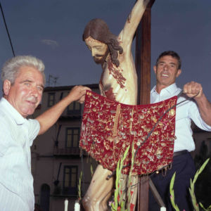 Devoti mostrano l'oro del Crocifisso nel 1990