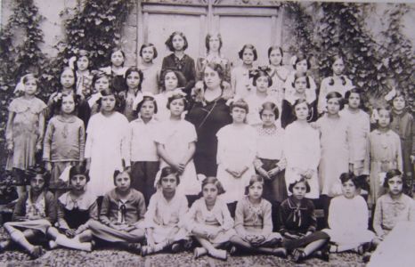 La maestra Anita La Placa con la sua classe, 1923