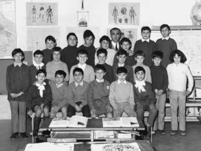 Bambini di scuola elementare con il maestro Domenico Bonomo