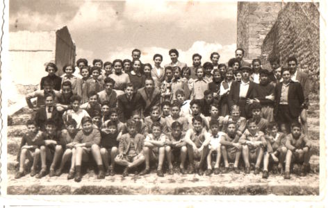 Gruppo alunni di I, II , III media e professori. Scuola media parificata   con sede in piazza Castello. 1953